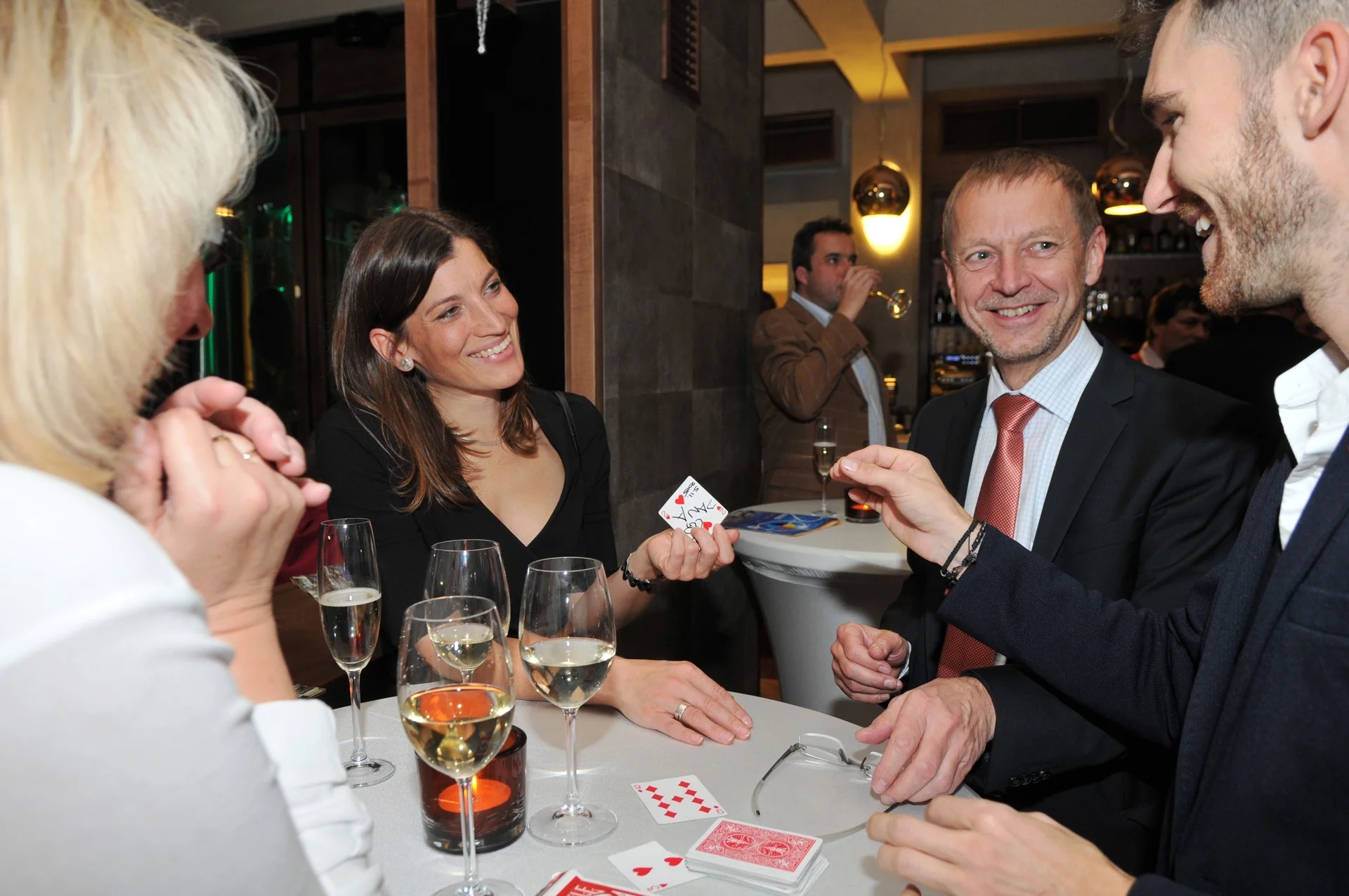 Severotisk, večírek v restauraci Mánes, součást programu- kouzelník