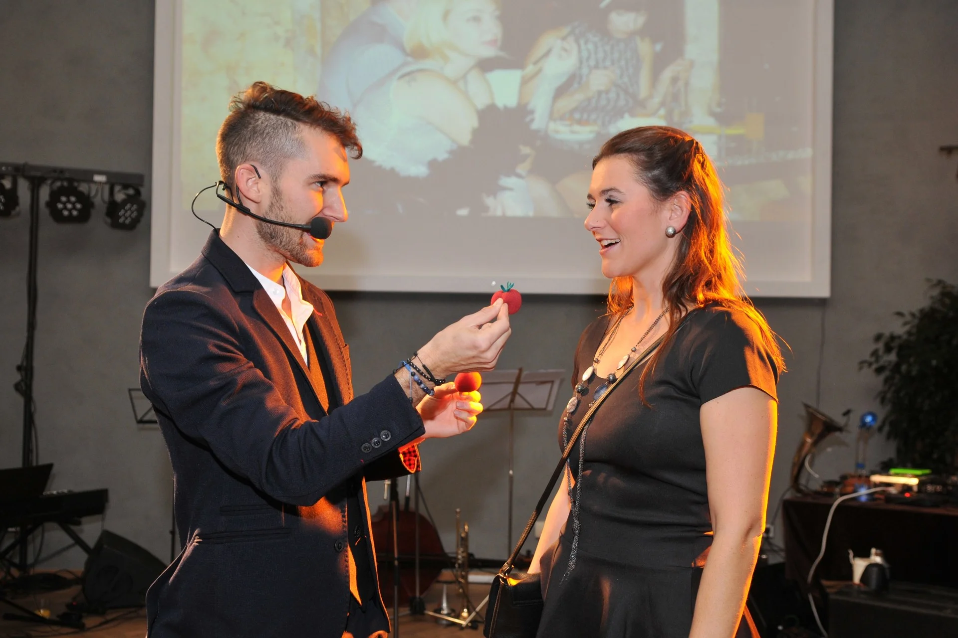 Severotisk, večírek v restauraci Mánes, součást programu- kouzelník