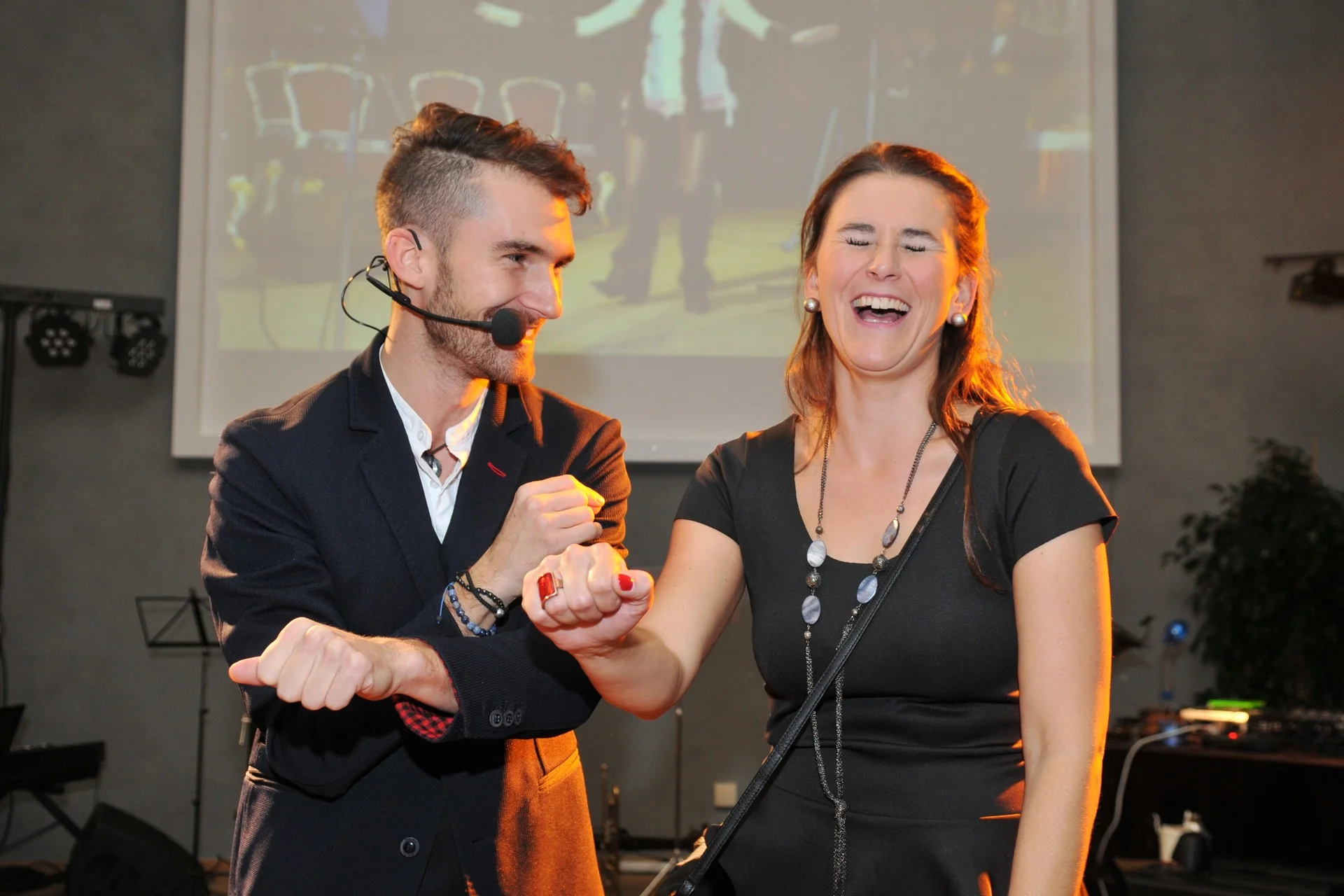 Severotisk, večírek v restauraci Mánes, součást programu- kouzelník