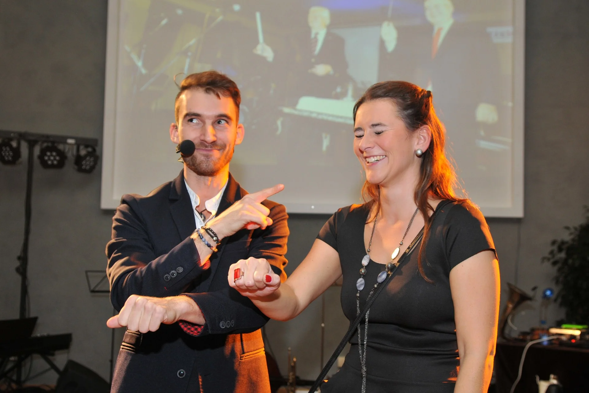 Severotisk, večírek v restauraci Mánes, součást programu- kouzelník