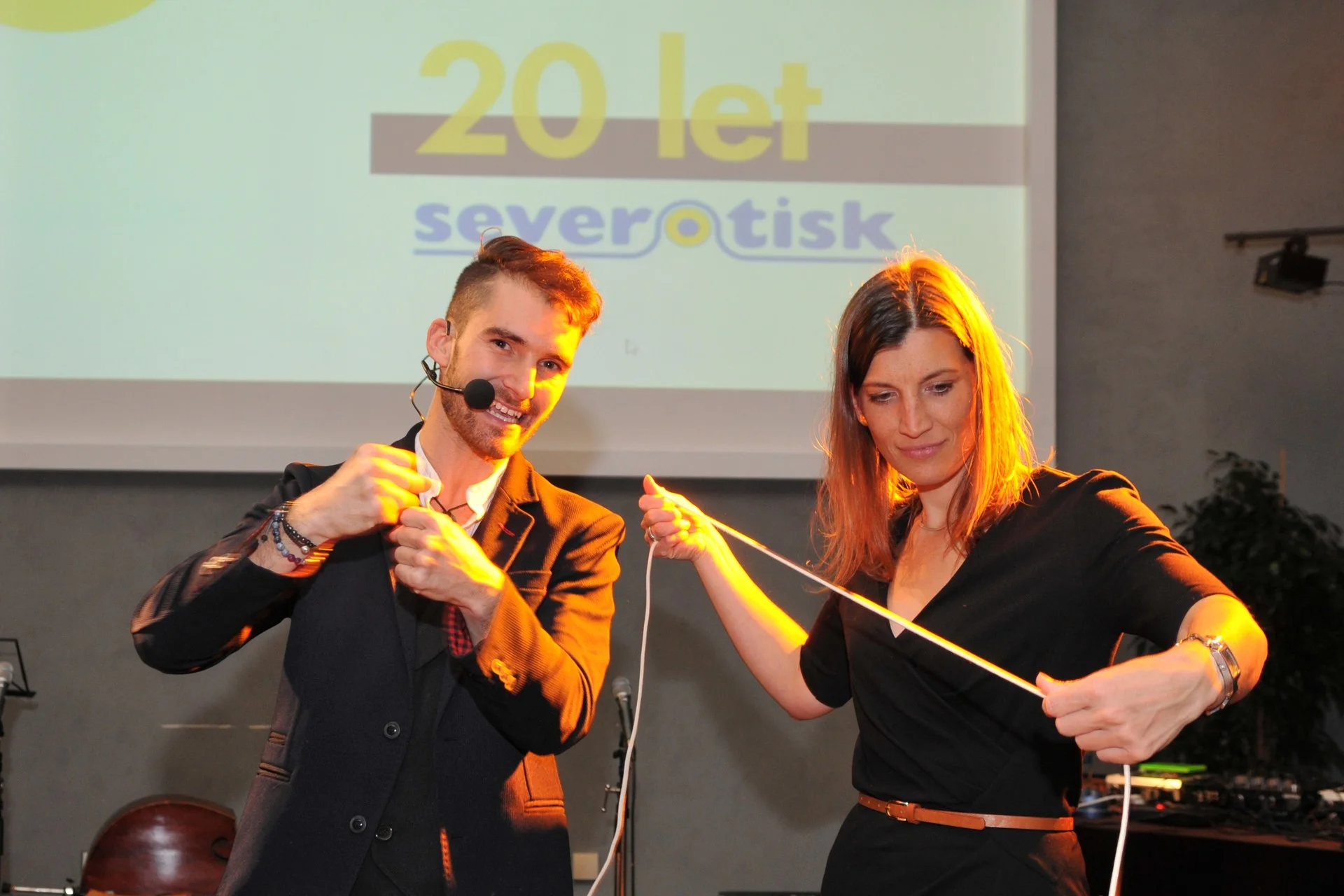 Severotisk, večírek v restauraci Mánes, součást programu- kouzelník