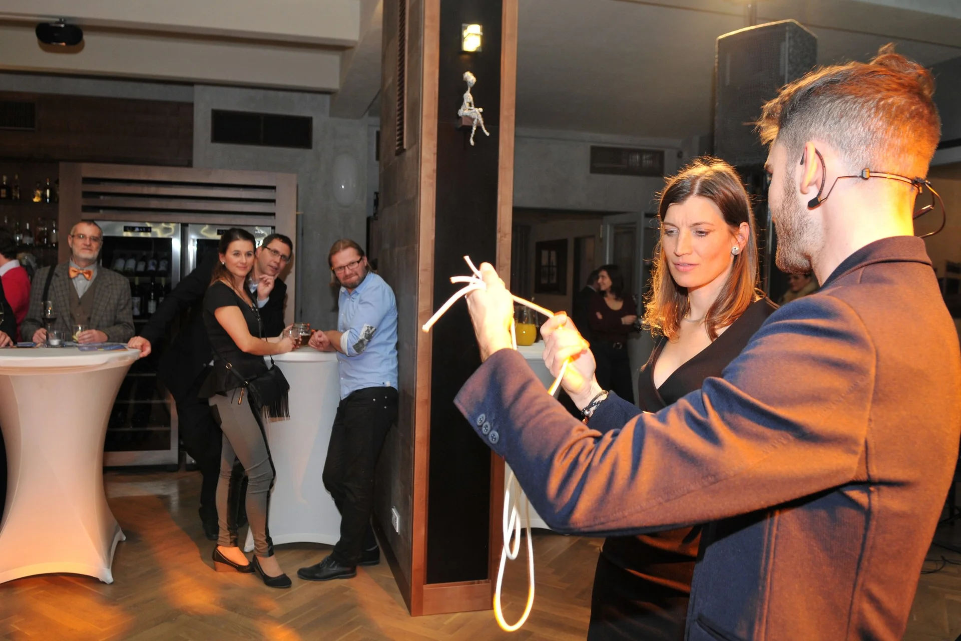 Severotisk, večírek v restauraci Mánes, součást programu- kouzelník