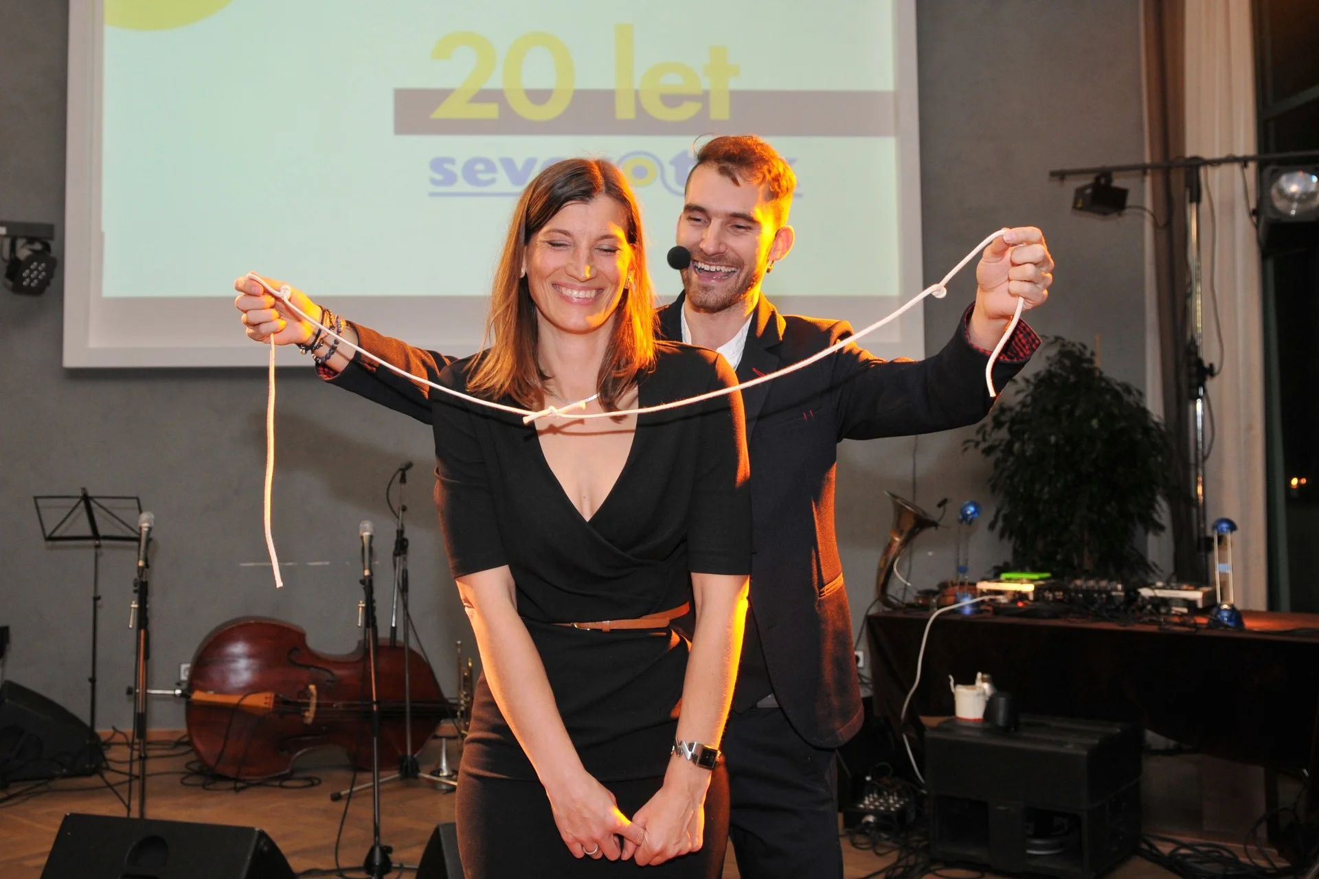 Severotisk, večírek v restauraci Mánes, součást programu- kouzelník