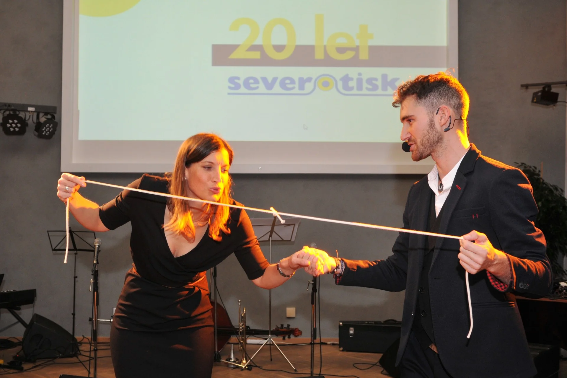 Severotisk, večírek v restauraci Mánes, součást programu- kouzelník