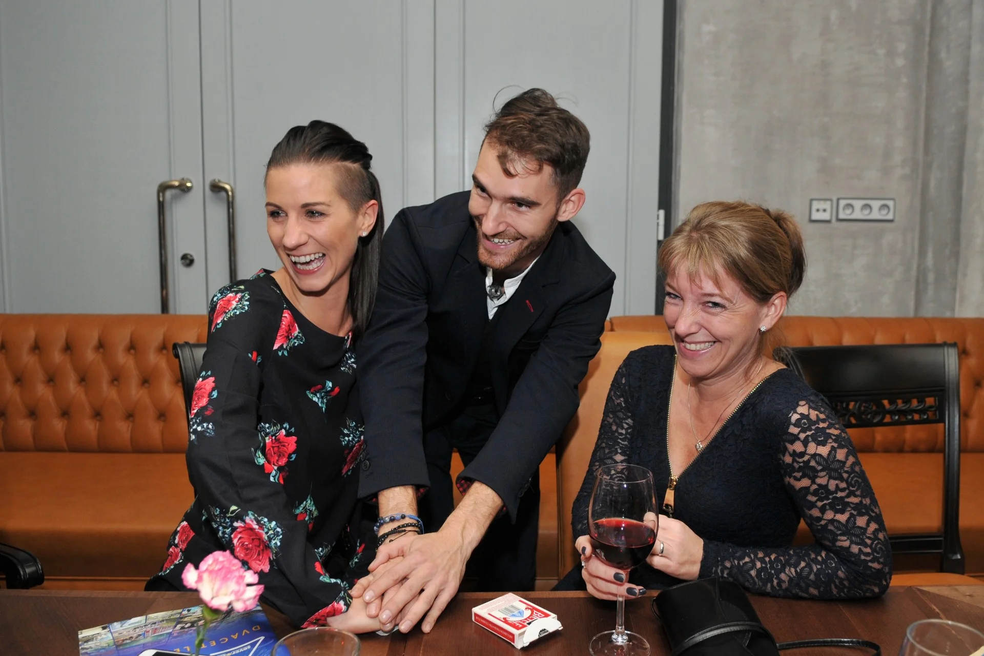 Severotisk, večírek v restauraci Mánes, součást programu- kouzelník