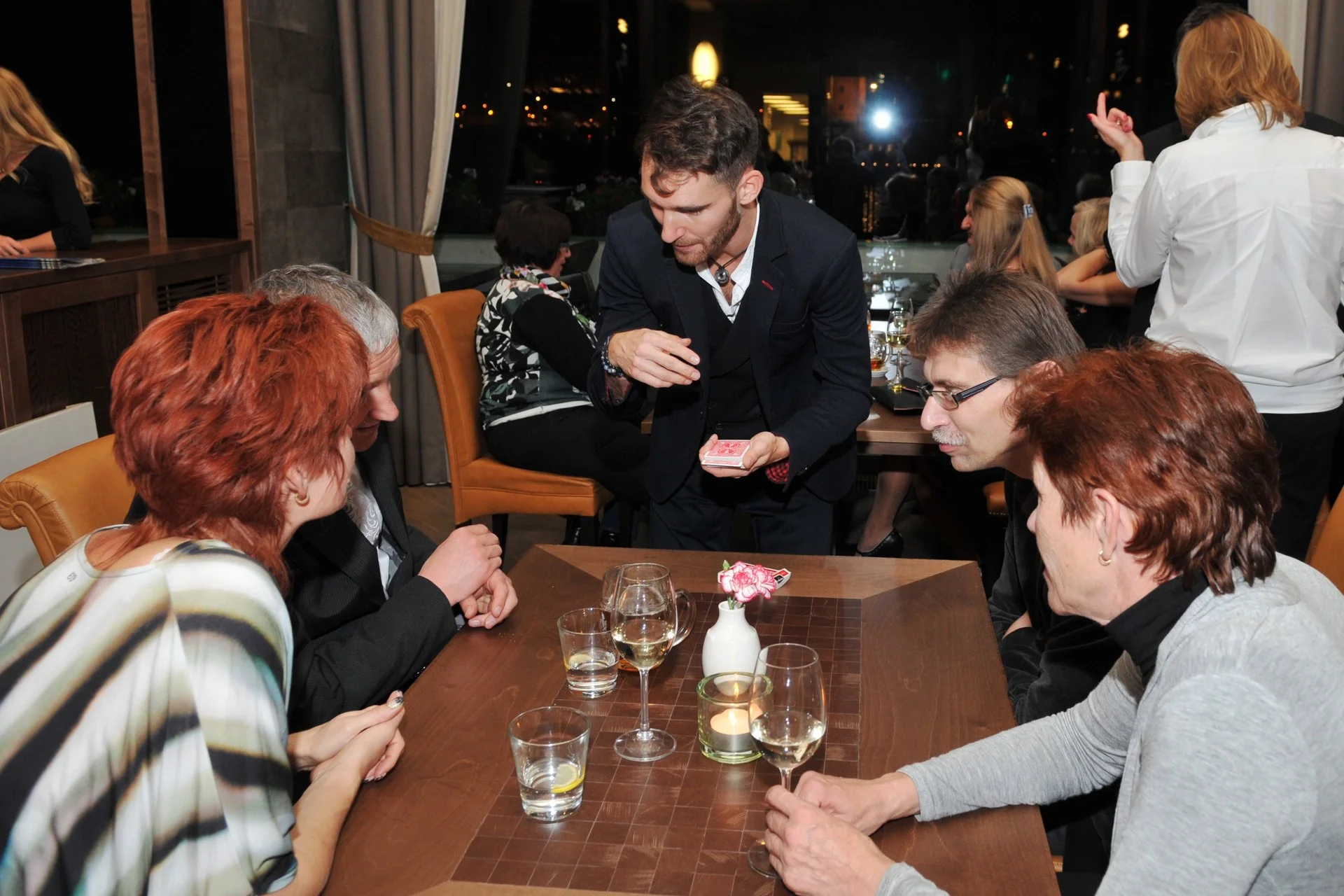 Severotisk, večírek v restauraci Mánes, součást programu- kouzelník