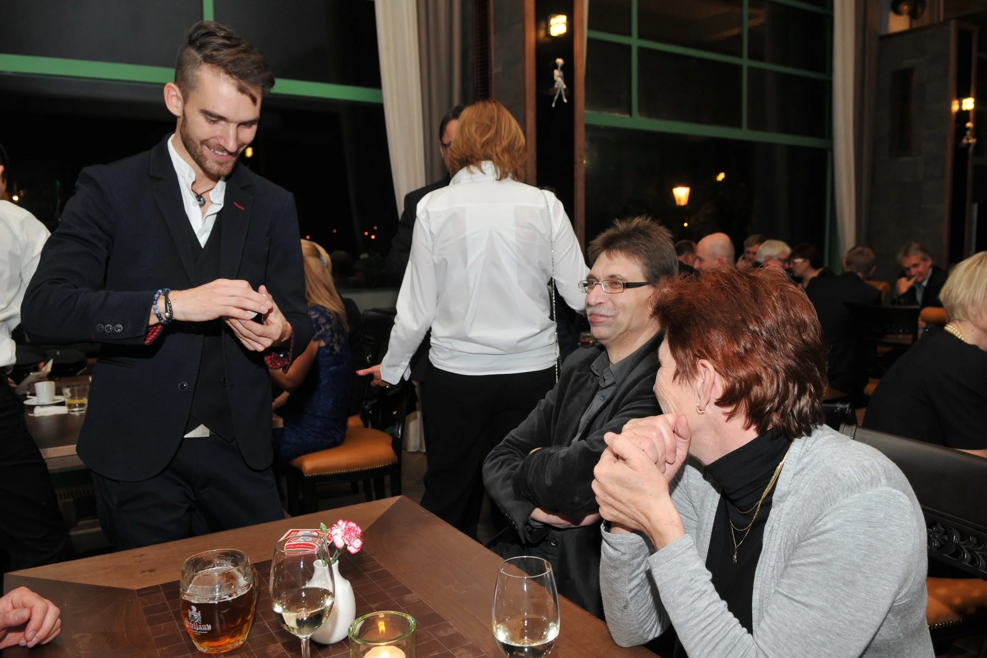 Severotisk, večírek v restauraci Mánes, součást programu- kouzelník