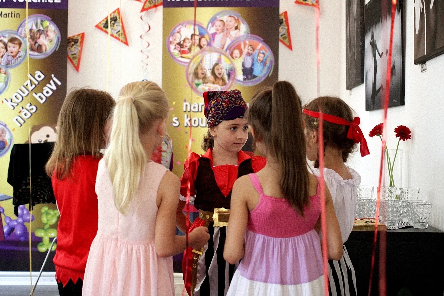 Kavárna Vivien, oslava narozenin, Sašenka, 7 let. Pozvánka na oslavu, kouzelník a pirátka.