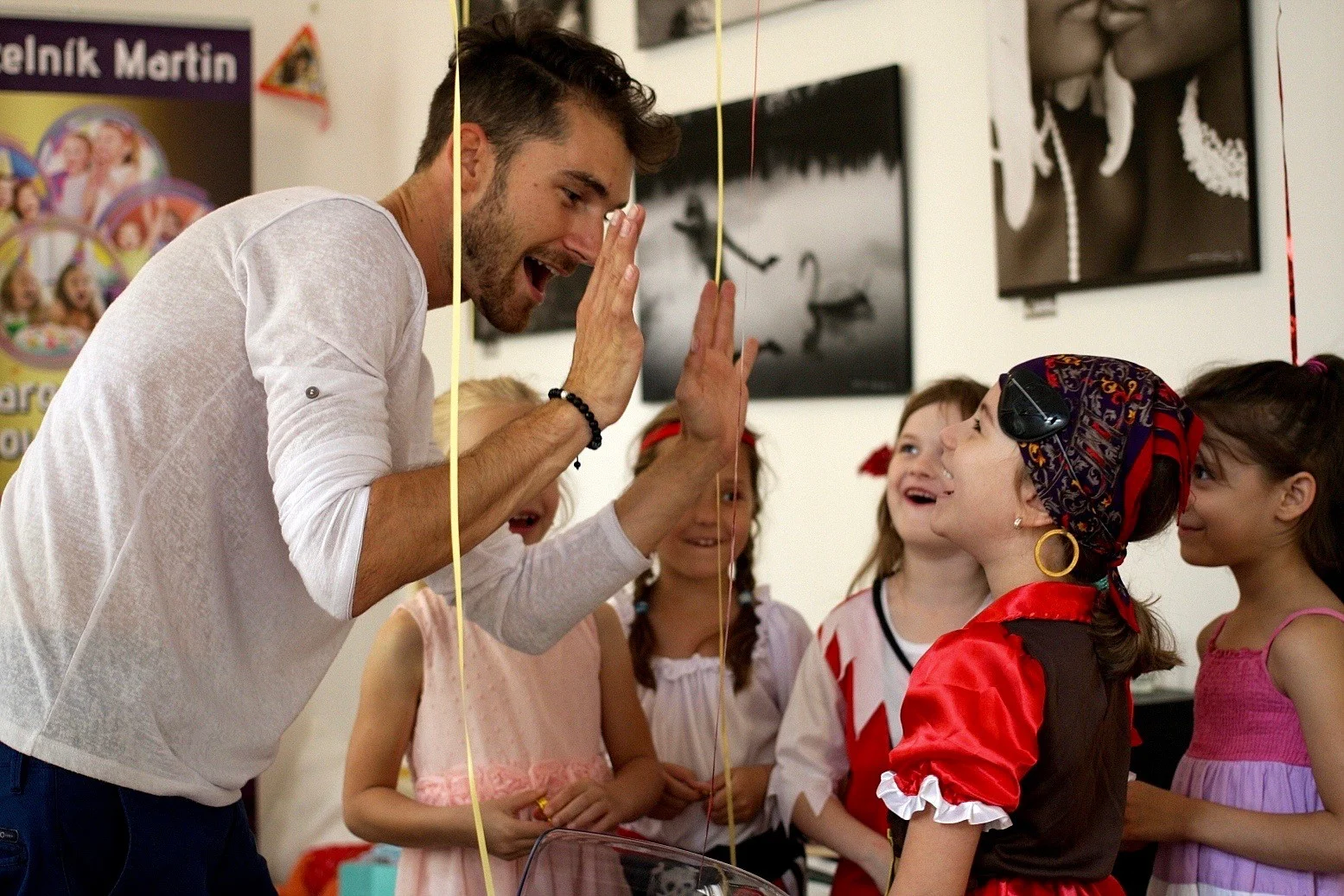 Kavárna Vivien, oslava narozenin, Sašenka, 7 let. Pozvánka na oslavu, kouzelník a pirátka.