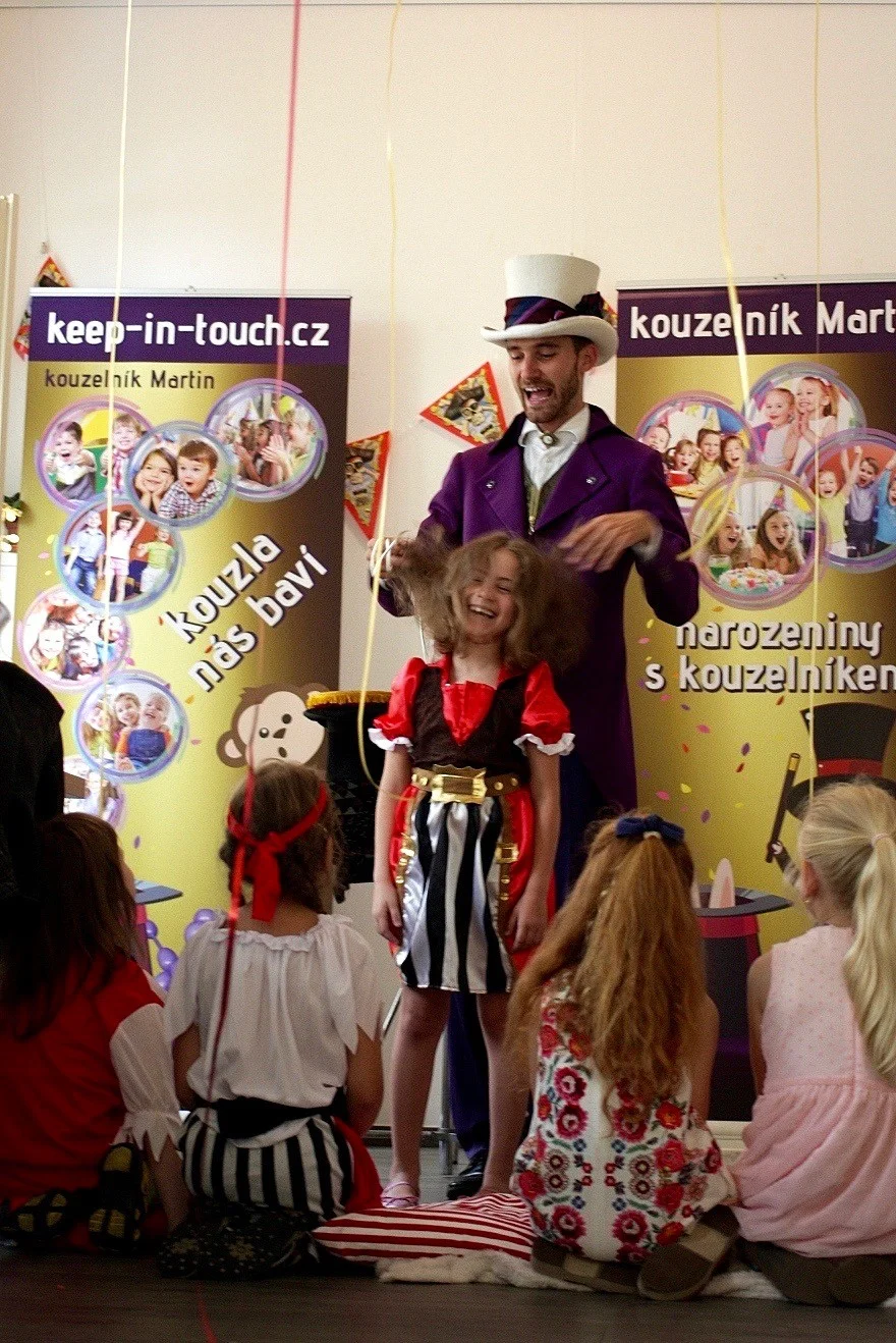 Kavárna Vivien, oslava narozenin, Sašenka, 7 let. Pozvánka na oslavu, kouzelník a pirátka.