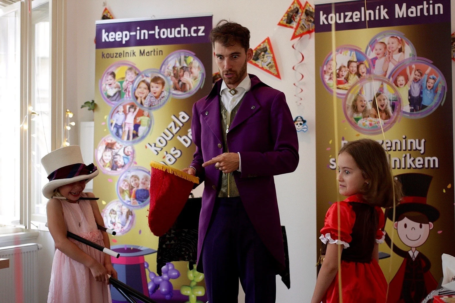 Kavárna Vivien, oslava narozenin, Sašenka, 7 let. Pozvánka na oslavu, kouzelník a pirátka.