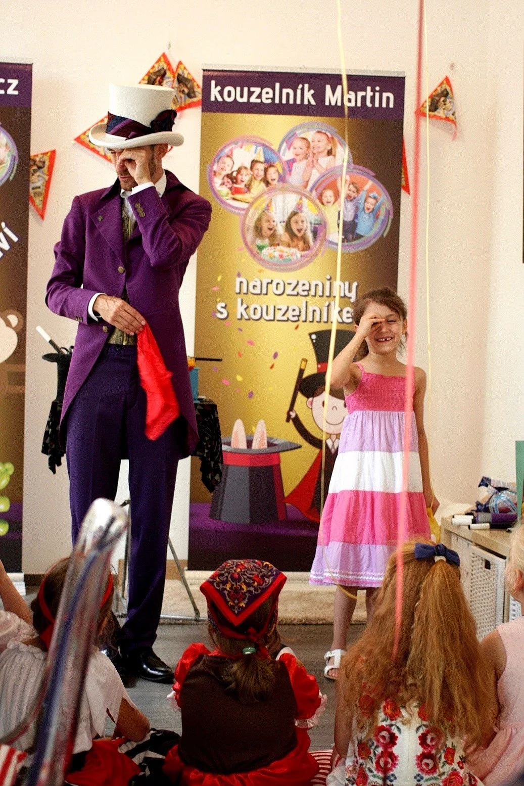 Kavárna Vivien, oslava narozenin, Sašenka, 7 let. Pozvánka na oslavu, kouzelník a pirátka.