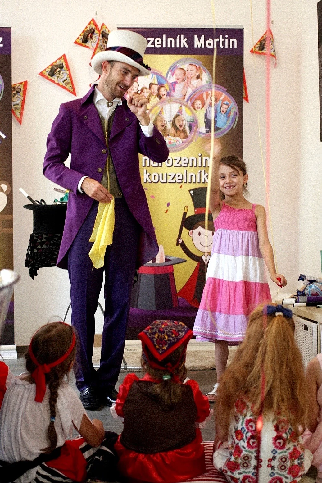 Kavárna Vivien, oslava narozenin, Sašenka, 7 let. Pozvánka na oslavu, kouzelník a pirátka.