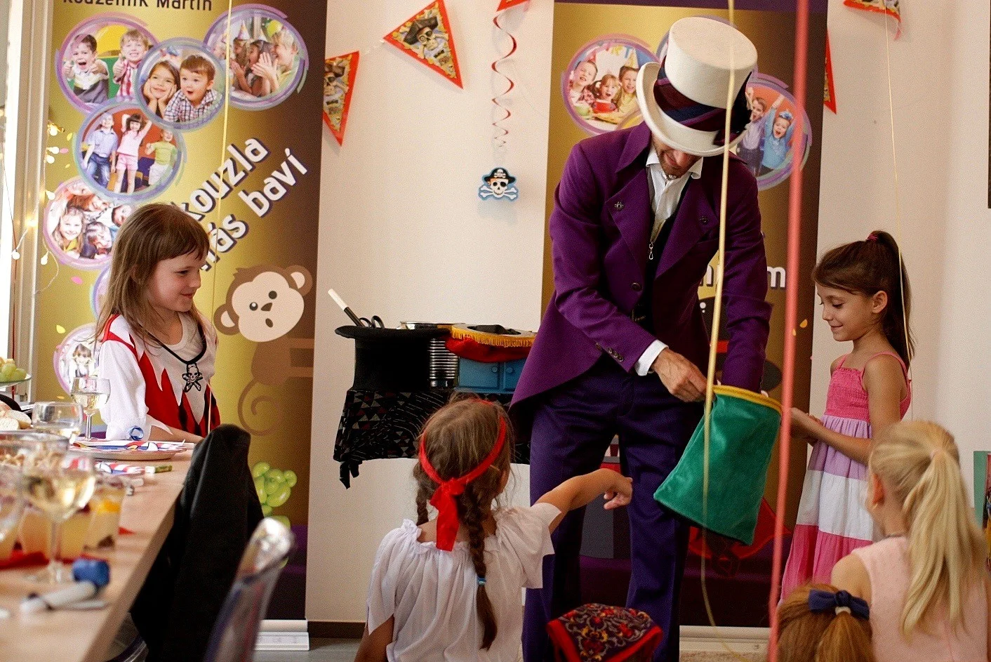 Kavárna Vivien, oslava narozenin, Sašenka, 7 let. Pozvánka na oslavu, kouzelník a pirátka.