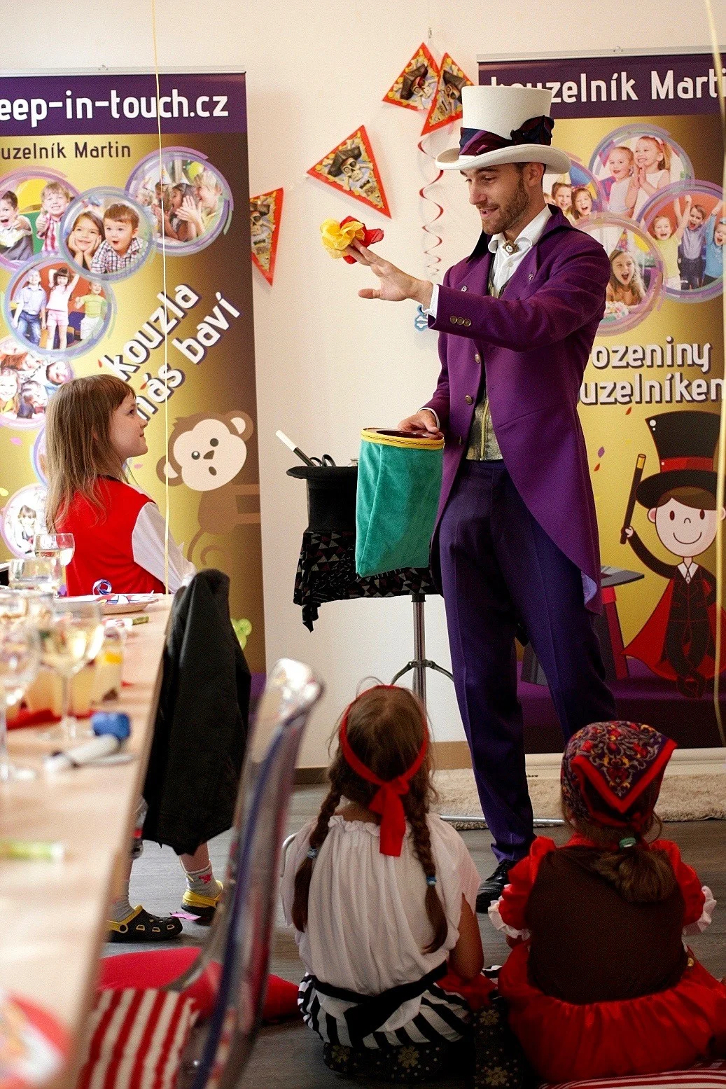 Kavárna Vivien, oslava narozenin, Sašenka, 7 let. Pozvánka na oslavu, kouzelník a pirátka.