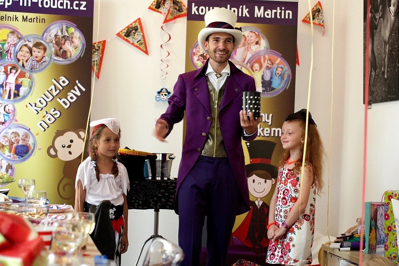 Kavárna Vivien, oslava narozenin, Sašenka, 7 let. Pozvánka na oslavu, kouzelník a pirátka.