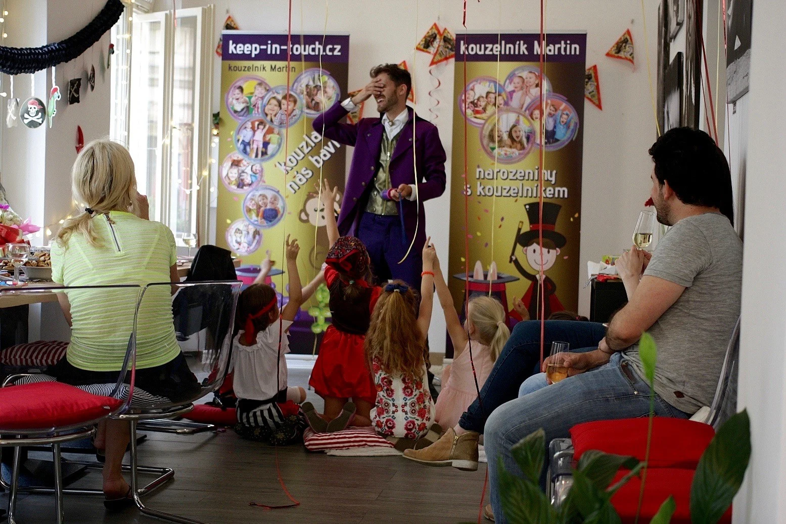 Kavárna Vivien, oslava narozenin, Sašenka, 7 let. Pozvánka na oslavu, kouzelník a pirátka.