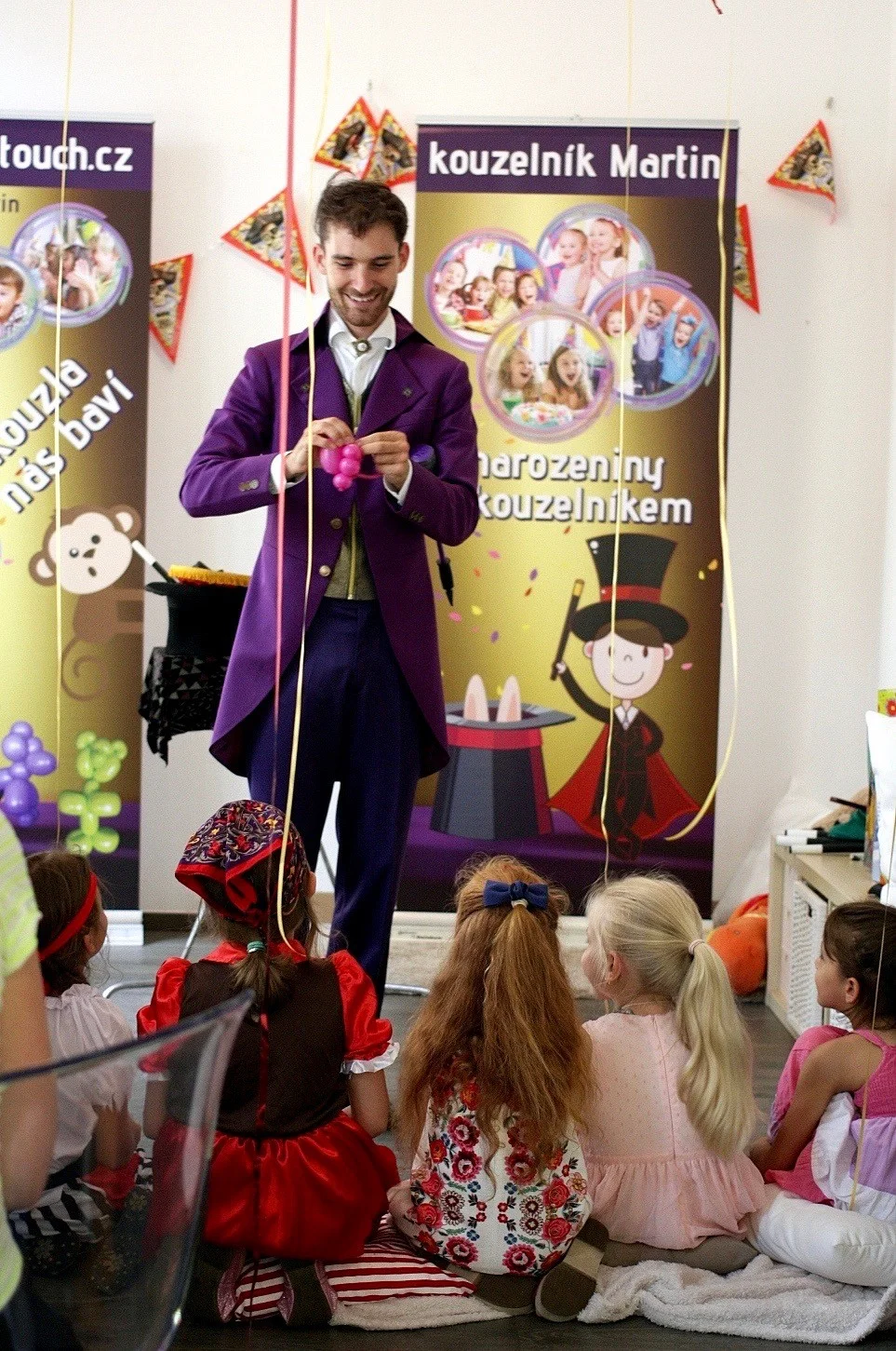 Kavárna Vivien, oslava narozenin, Sašenka, 7 let. Pozvánka na oslavu, kouzelník a pirátka.