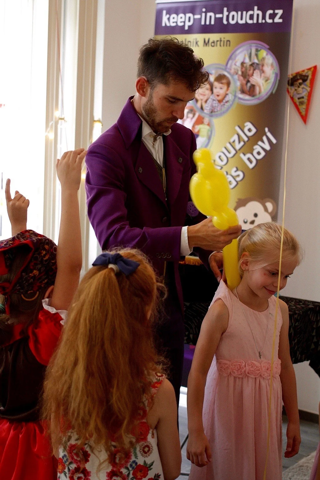 Kavárna Vivien, oslava narozenin, Sašenka, 7 let. Pozvánka na oslavu, kouzelník a pirátka.