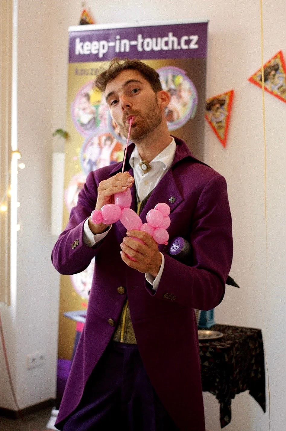 Kavárna Vivien, oslava narozenin, Sašenka, 7 let. Pozvánka na oslavu, kouzelník a pirátka.