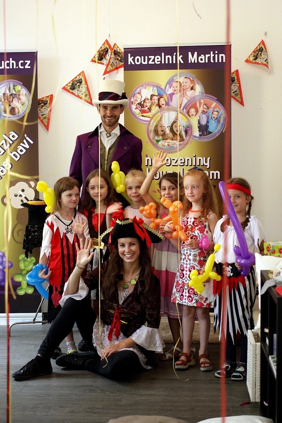 Kavárna Vivien, oslava narozenin, Sašenka, 7 let. Pozvánka na oslavu, kouzelník a pirátka.