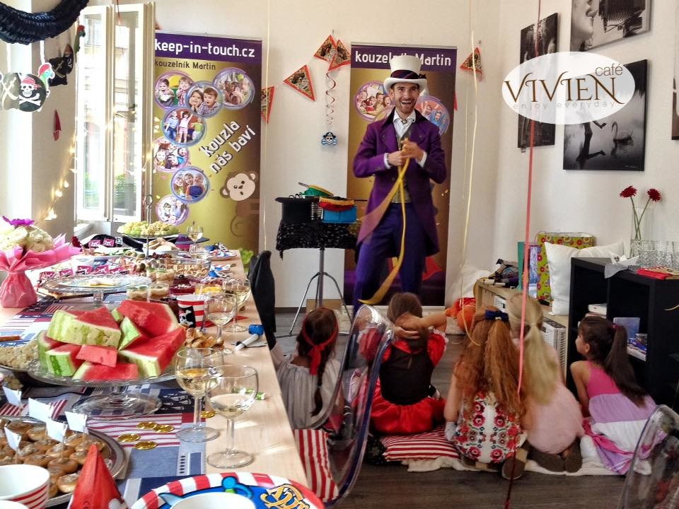 Kavárna Vivien, oslava narozenin, Sašenka, 7 let. Pozvánka na oslavu, kouzelník a pirátka.